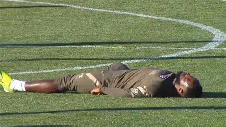اللاعب موسى ديمبلي أثناء حالة الإغماء أمس