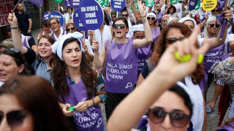 هناك تظاهرات على أوقات متفرقة في تركيا بسبب العنف ضد المرأة (صورة دلالية)