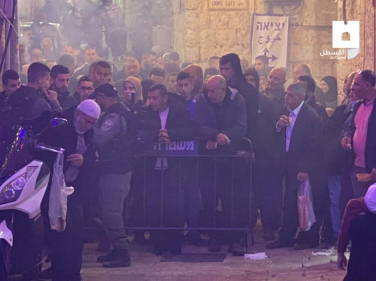 الاحتلال يغلق باب العامود