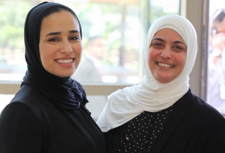 السيدة سعاد عليان زلوم زوجة الشهيد مروان زلوم وابنتها