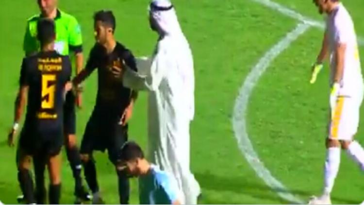 شيخ كويتي يهبط أرض الملعب