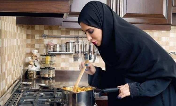 تذوق المرأة للطعام