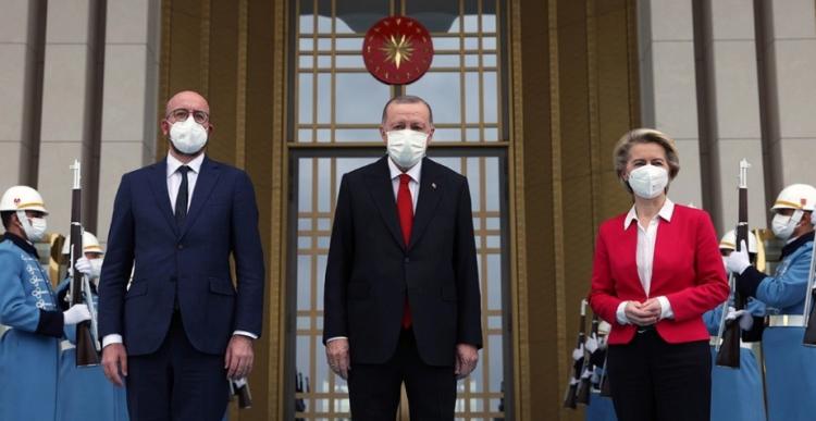الرئيس التركي رجب طيب أردوغان خلال استقباله رئيسة المفوضية الأوروبية ورئيس المجلس الأوروبي
