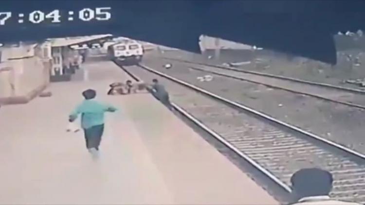 عامل سكة حديد ينقذ حياة طفل