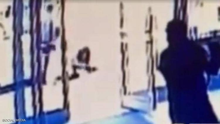 لحظة اعتداء رجل على إمرأة من أصل آسيوي