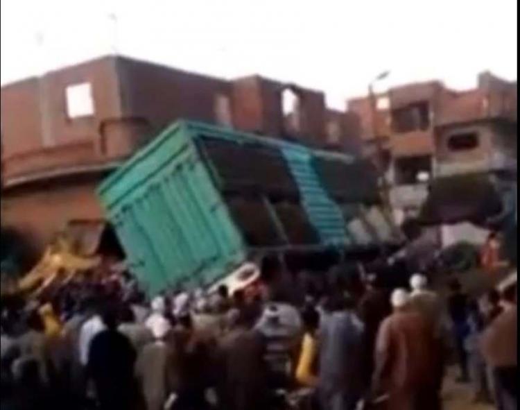 محاول انتشال جثة الطفلتين