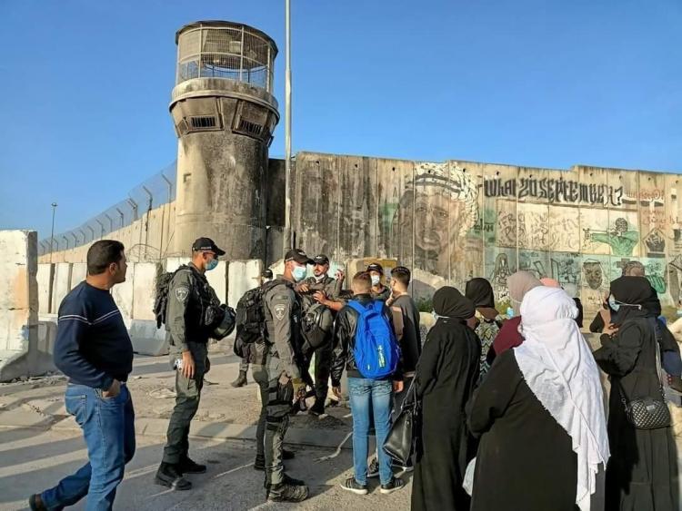 الاحتلال يعيق وصول المصلين للمسجد الأقصى
