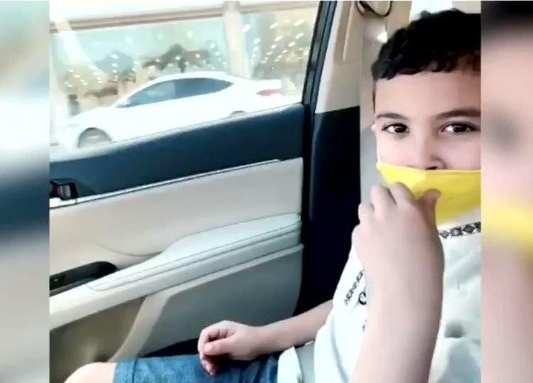 طفل متوجه للقاء والده