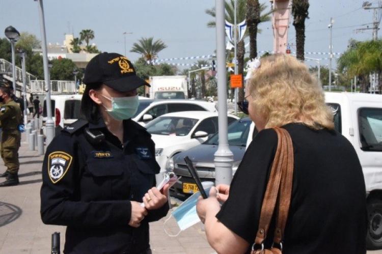 إسرائيل تخلع الكمامات