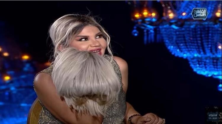 بوسي شلبي تخلع شعرها المستعار