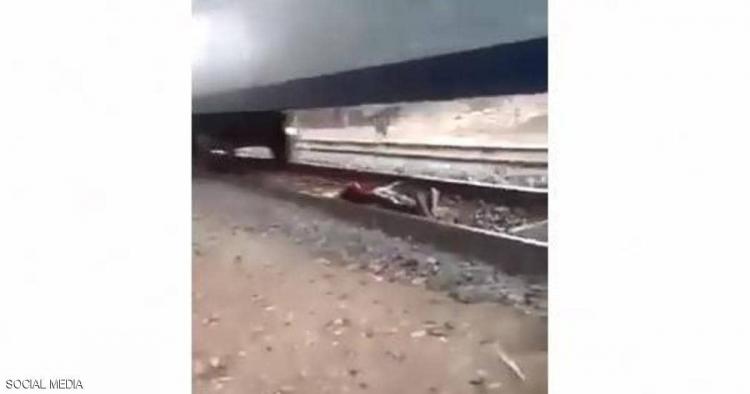 شاب ينام تحت قطار مسرع