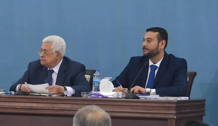 اياد صافي بجوار الرئيس محمود عباس