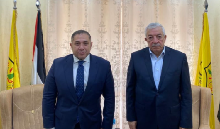 محمود العالول مع السفير المصري في فلسطين طارق طايل