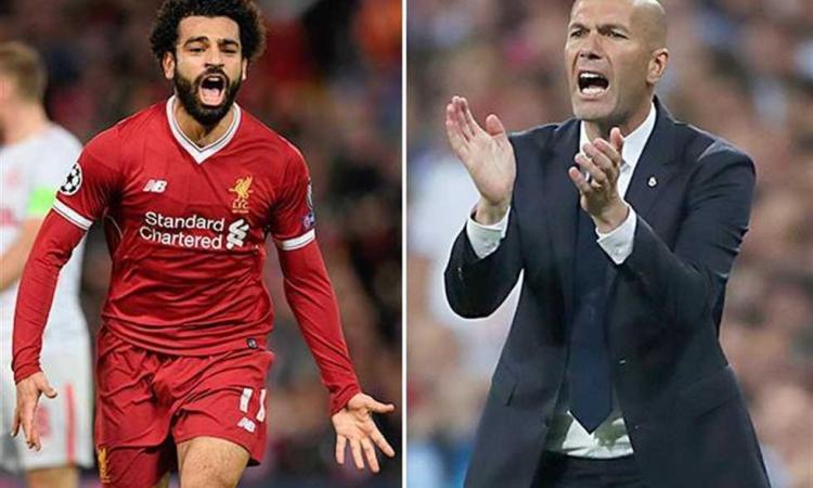 يميناً زين الدين زيدان المدير الفني لريال مدريد والآخر محمد صلاح مهاجم نادي ليفربول