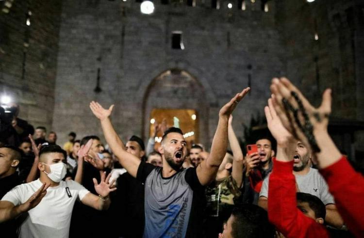 المقدسيون يزيلون الحواجز الحديدية