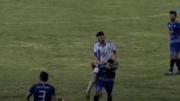 لاعب يحمل زميله