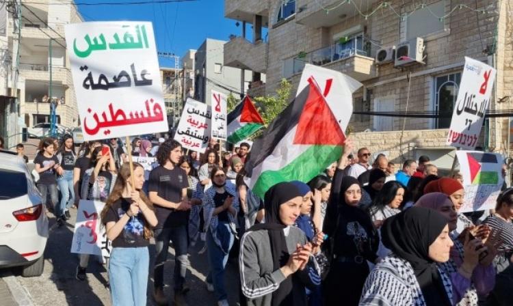 جانب من المشاركين في المسيرة في طمرة