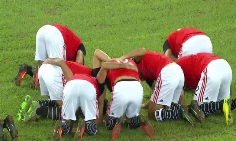 السجود في ملعب كرة القدم
