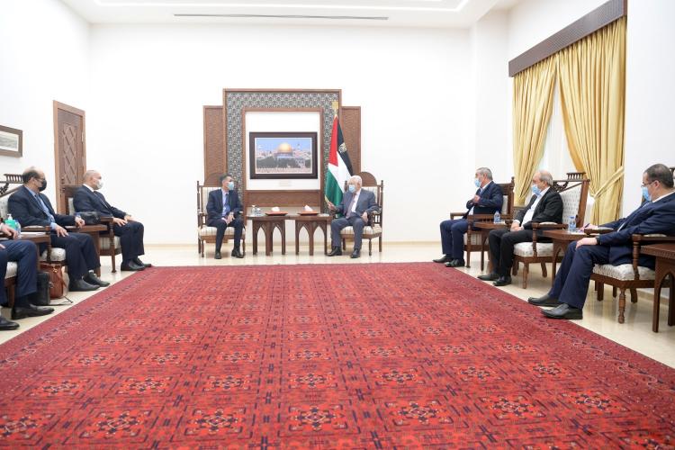 الرئيس محمود عباس خلال استقبال الوفد المصري