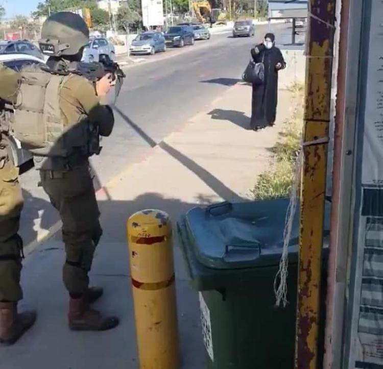 المواطنة الفلسطينية قبل اطلاق النار عليها