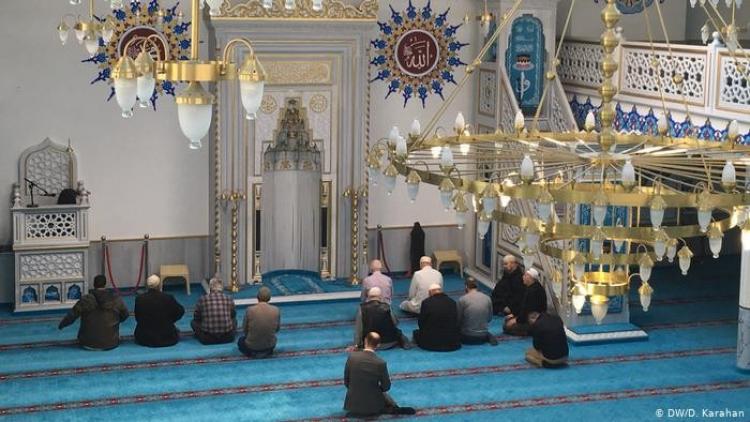 الصلاة بالمساجد في غزة
