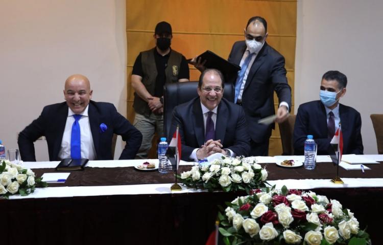 عباس كامل ويحي السنوار