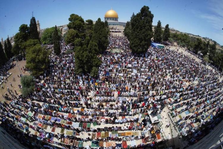 …أكثر من ٧٠ ألف مصلٍ يؤدون صلاة الجمعة اليتيمة من شهر رمضان بالمسجد الاقصى