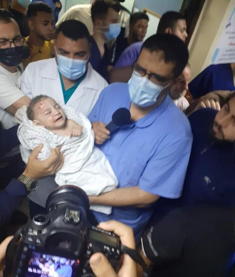 الطفل الوحيد الناجي من عائلة الحطاب في الشاطئ