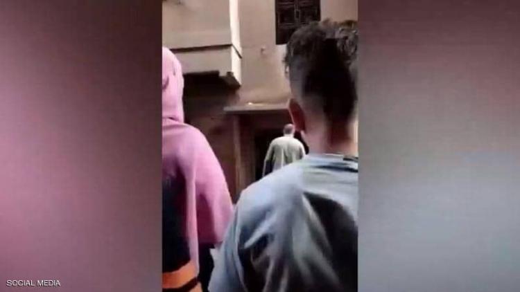 أب يرمي ابنته من الشباك