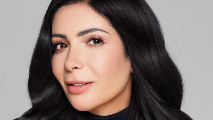 الفنانة منى زكي