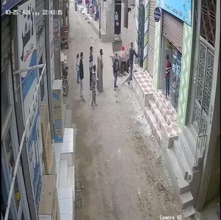 شاب يحاول اطفاء الحريق