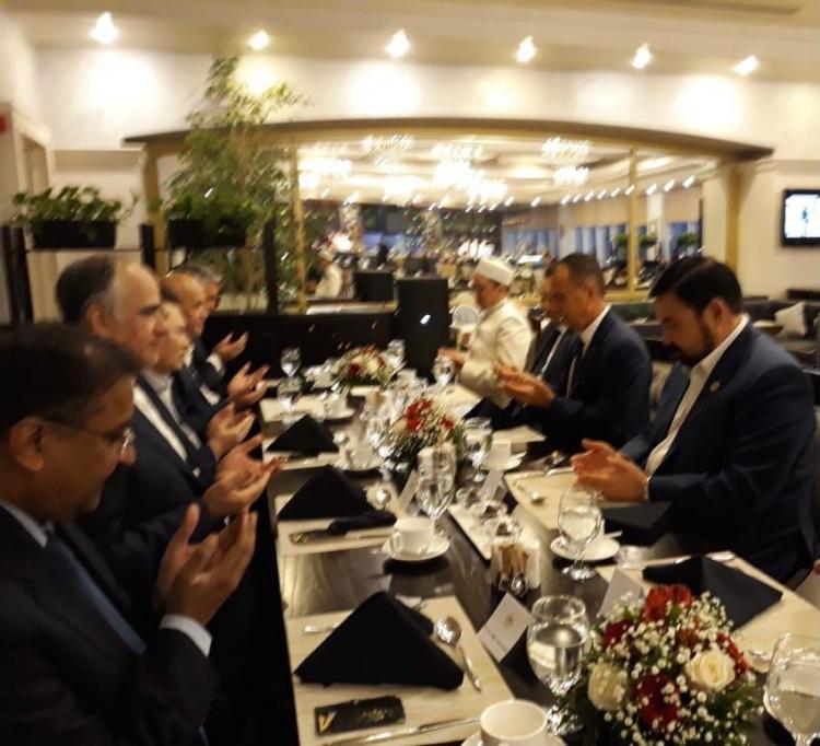 خلال مأدبة الافطار