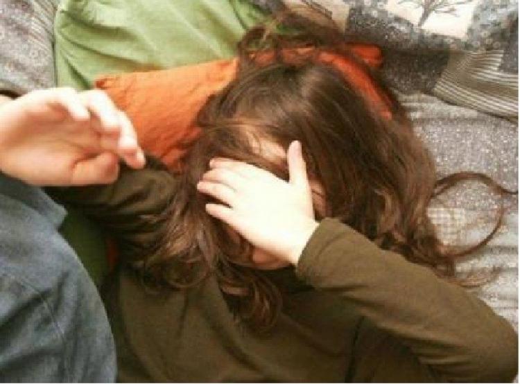 رجل يقتل ابنته في غزة