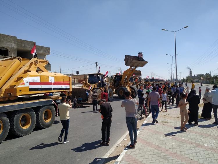 مواطنون يحتفون بالطواقم المصرية