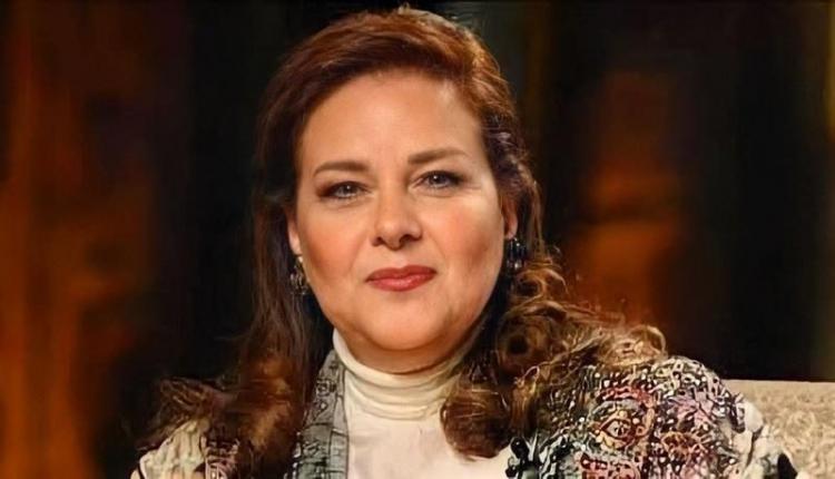 الفنانة دلال عبد العزيز