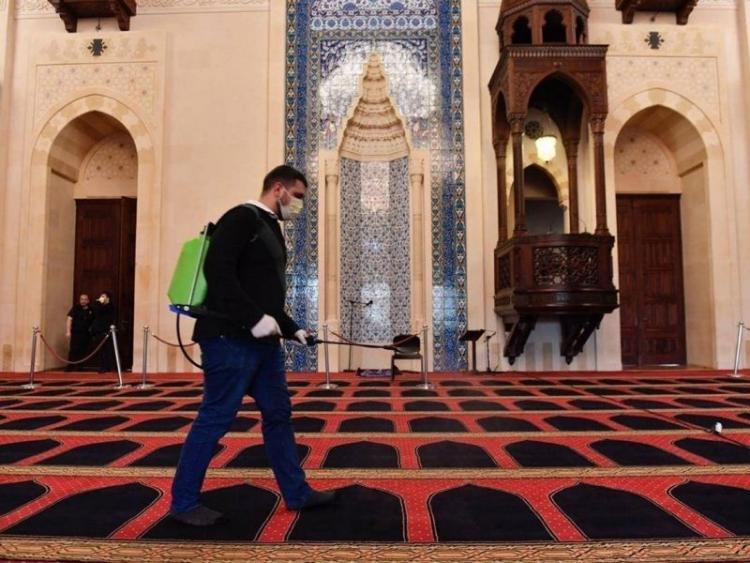 الصلاة بالمساجد في غزة