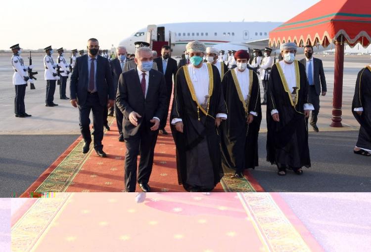 خلال استقبال رئيس الوزراء في مسقط