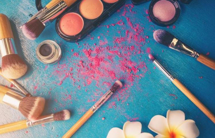 مستحضرات التجميل أسباب تلوثها وطرق تعقيمها