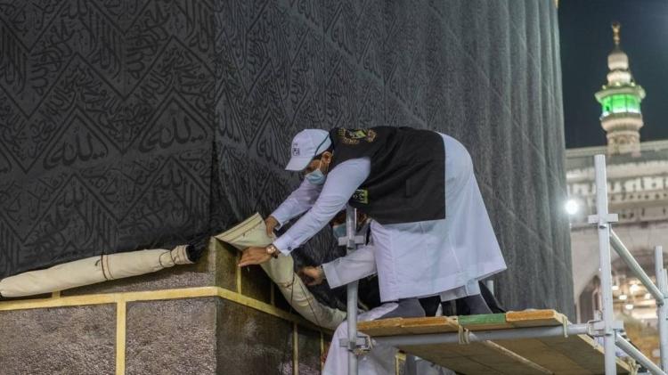 رفع ثوب الكعبة المشرفة