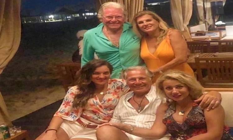 مصطفى فهمي مع عائلته