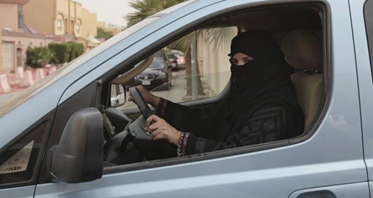 سيدة سعودية تقتحم بسيارتها مكتب اتصالات في الرياض