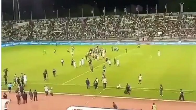 اقتحام الجماهير الملاعب