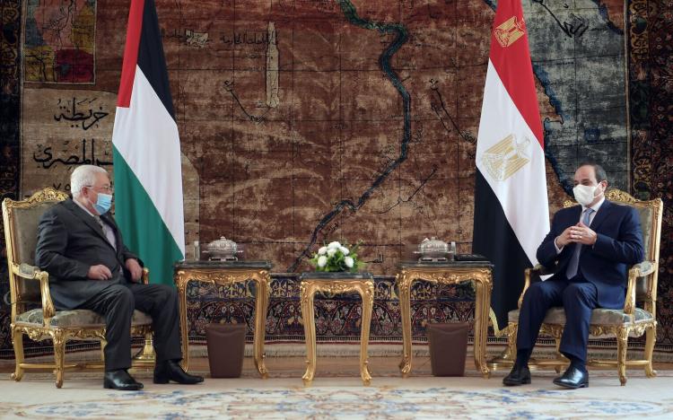 الرئيس الفلسطيني محمود عباس ونظيره المصري عبد الفتاح السيسي