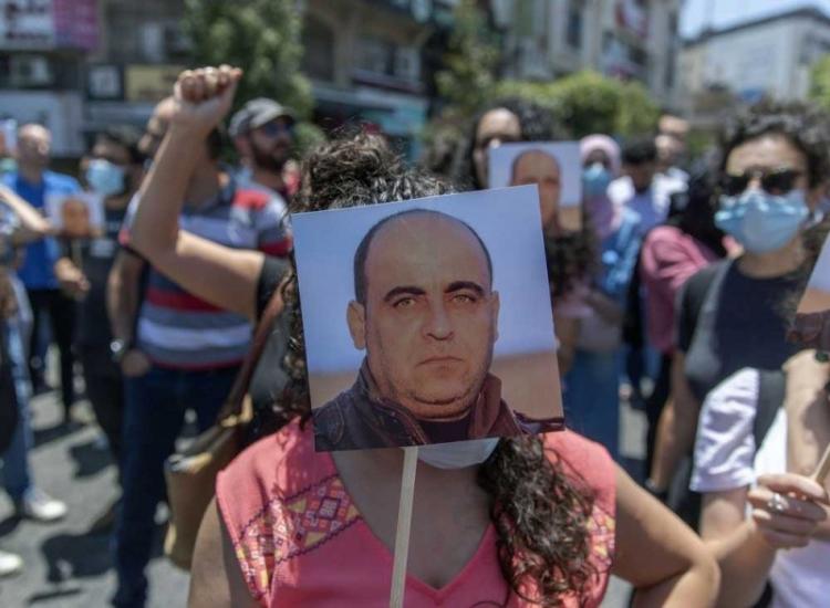 الناشط السياسي نزار بنات