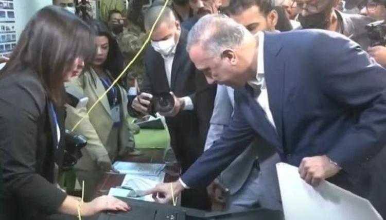 رئيس الوزراء العراقي مصطفى الكاظمي يدلي بصوته بالانتخابات