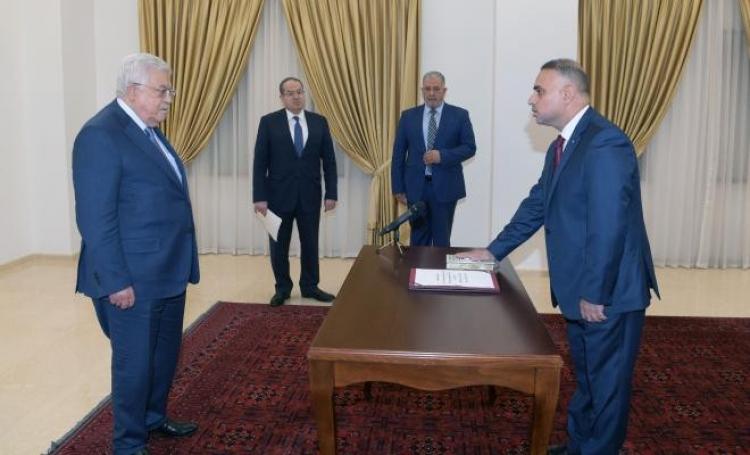 فايز أبو عيطة يؤدي اليمين أمام الرئيس أبو مازن