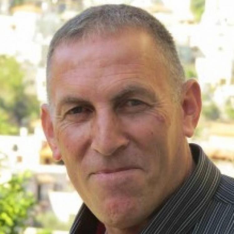 الكاتب شاكر فريد حسن