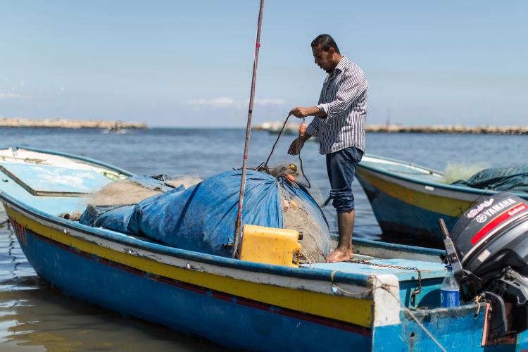 أحد الصيادين في بحر قطاع غزة