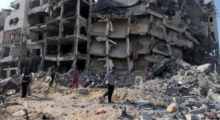 إحدى المباني المهدمة بفعل القصف الإسرائيلي على القطاع