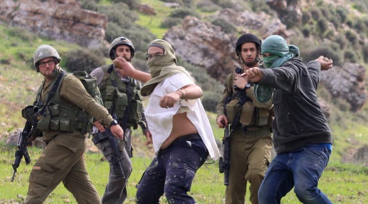 المستوطنون يعتدون على الفلسطينيين